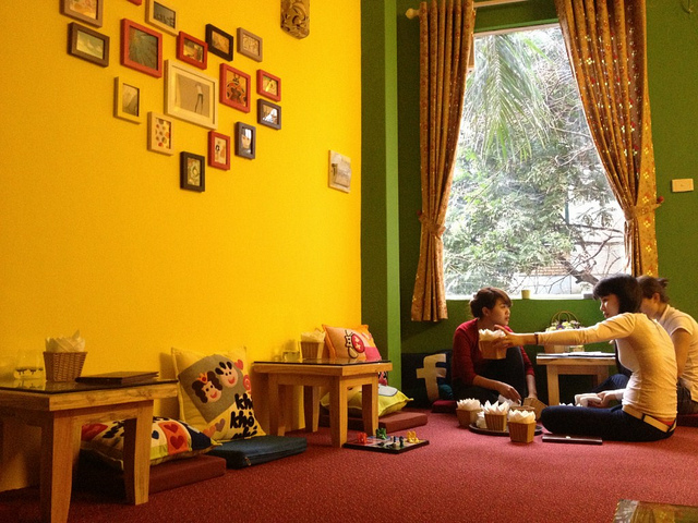 Rèm vải họa tiết cho quán cà phê phong cách trẻ trung